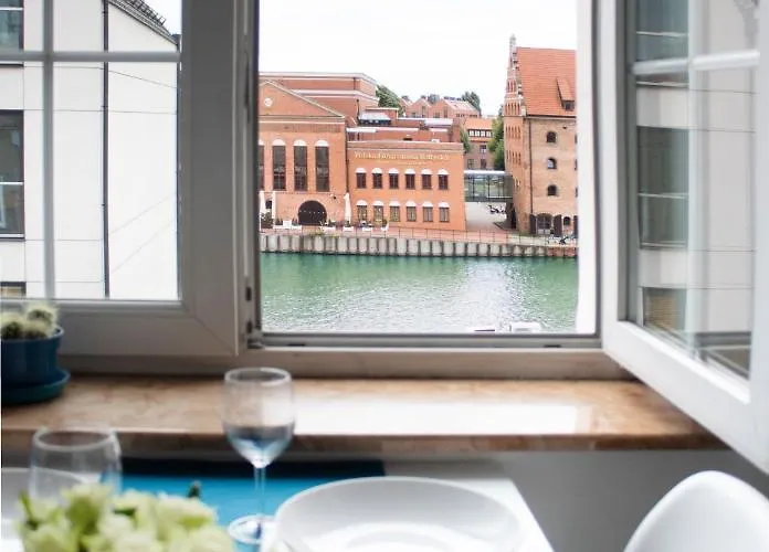 Targ Na Starym Miescie Z Widokiem Na Rzeke Free Parking *