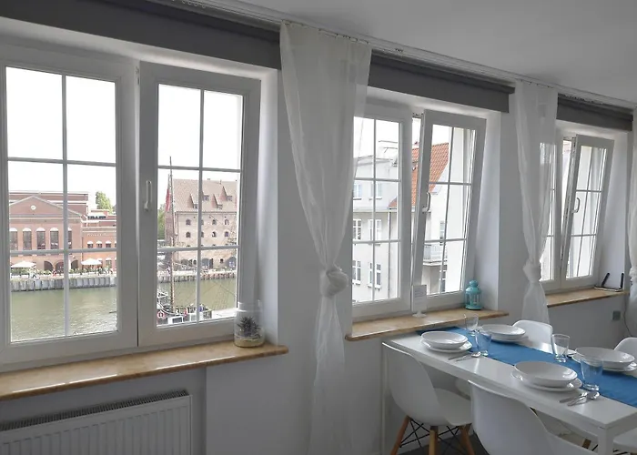 Targ Na Starym Miescie Z Widokiem Na Rzeke Free Parking *