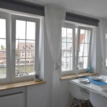 Targ Na Starym Miescie Z Widokiem Na Rzeke Free Parking *